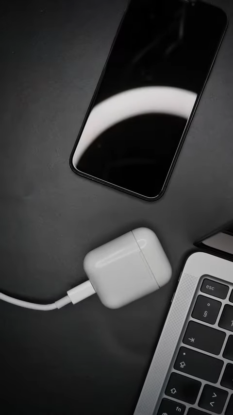 hộp sạc AirPods USB-C đầu tiên