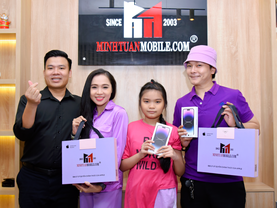 Gia đình Linh Tý Bích Trâm sắm dàn iPhone 14 Pro Max xịn