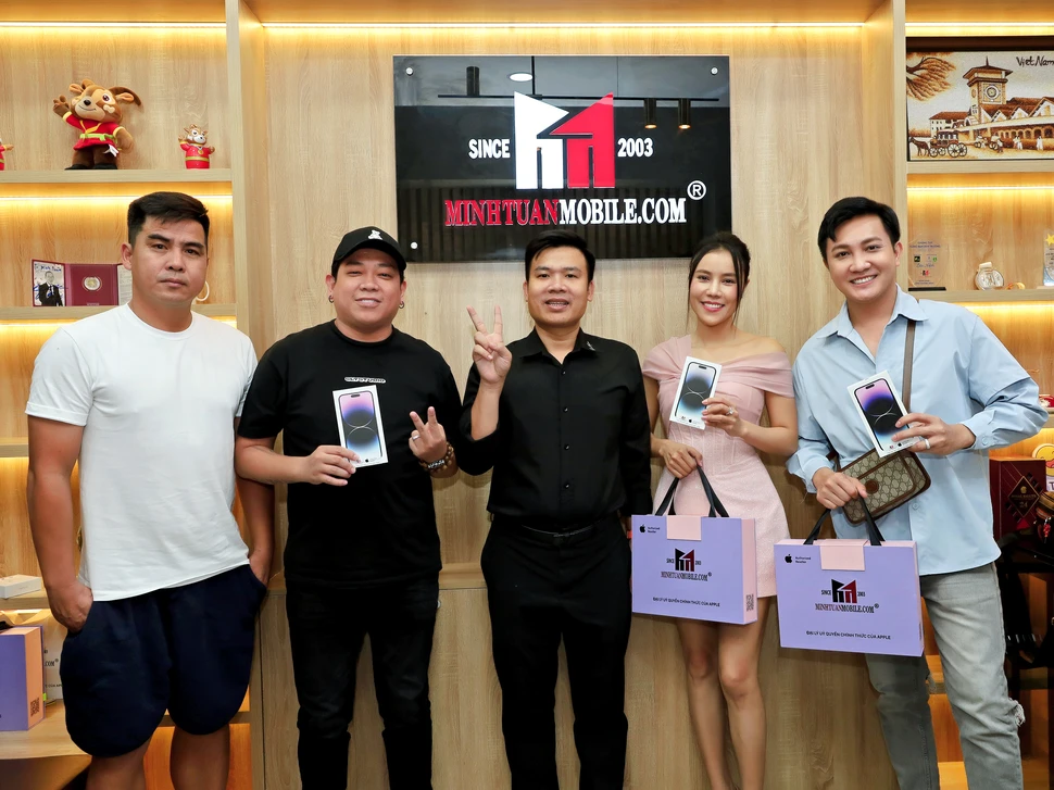 Hồng Gấm mua iPhone 14 Pro Max