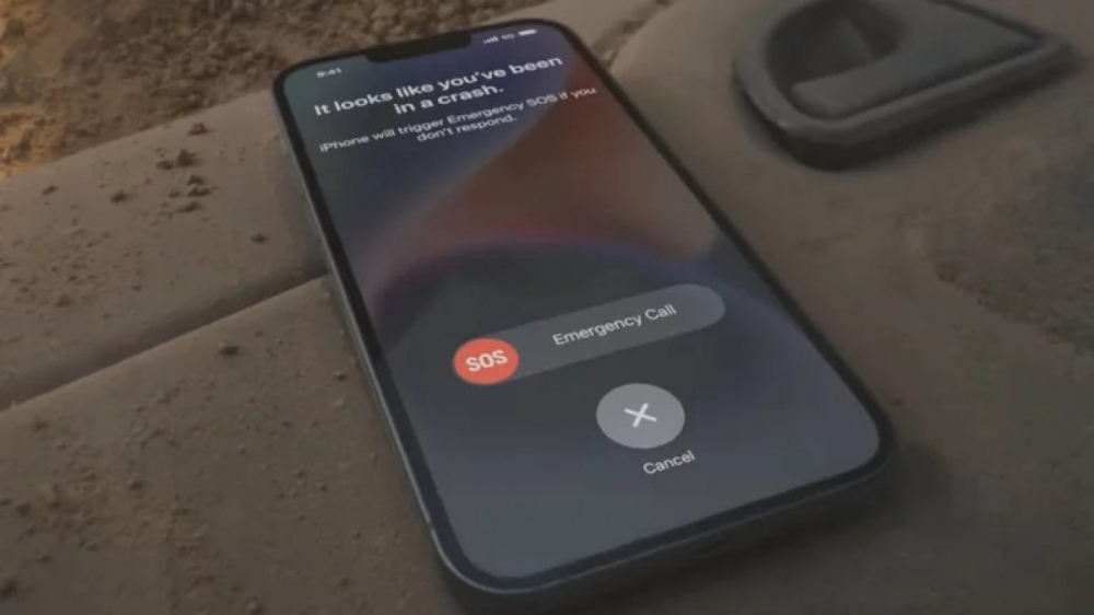 Tính năng SOS khẩn cấp qua vệ tinh và Phát hiện sự cố trên iPhone 14 kết hợp với nhau để giải cứu người bị nạn