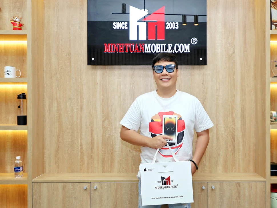 Hamlet Trương cũng rơi vào tình yêu với iPhone 14 Pro Max