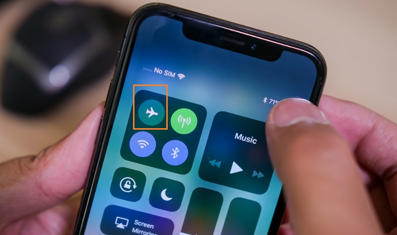 Chế độ máy bay trên iPhone là gì?