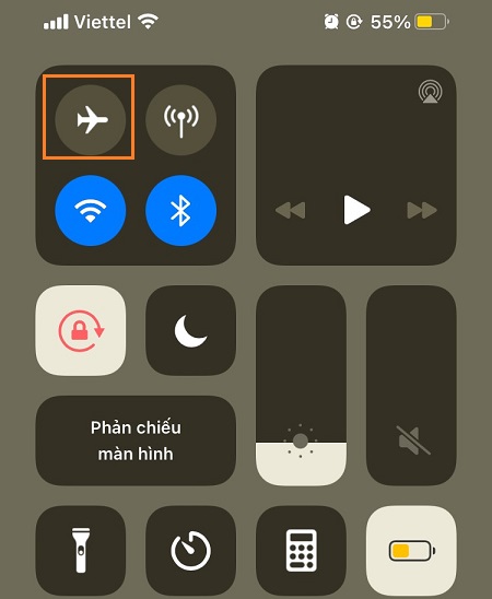Bạn mở Phím tắt trên iPhone bằng cách vuốt màn dưới lên, rồi chọn biểu tượng hình máy bay là xong.