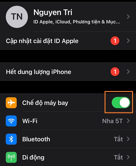 vào phần Cài đặt, rồi tiến hành gạt nút tròn sang phải ở phần Chế độ máy bay