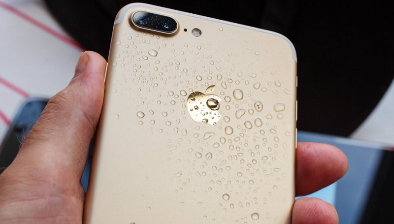 Vớt nhanh iPhone ra khỏi nước và tắt nguồn