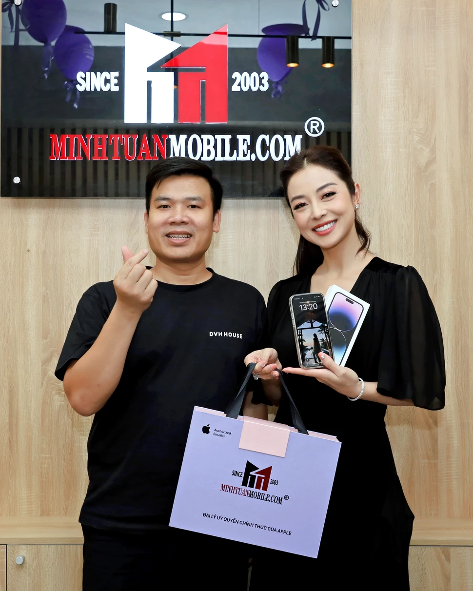 Jennifer Phạm rạng rỡ hết nấc bên cạnh iPhone 14 Pro Max