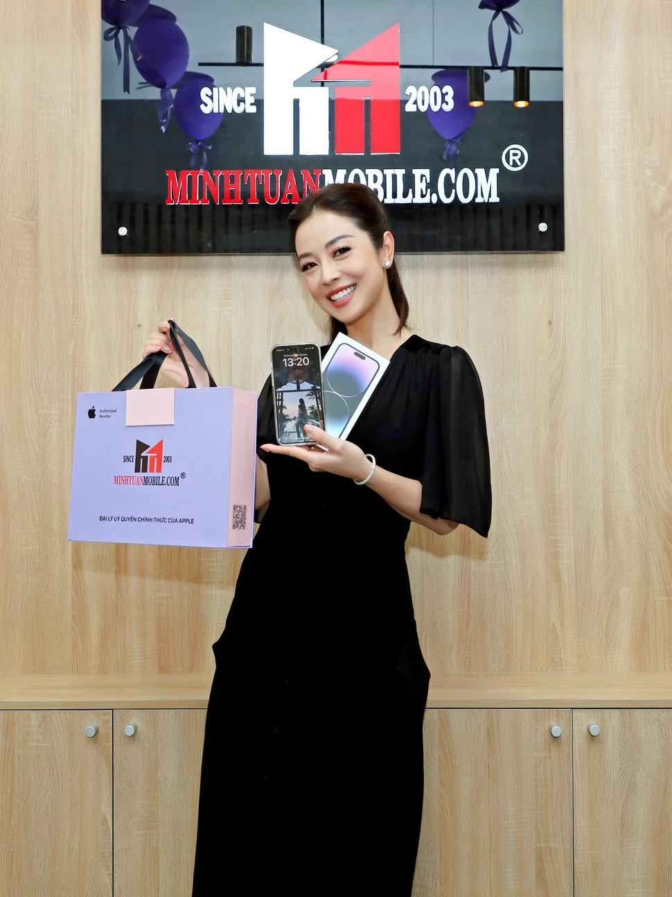 Hoa hậu Jennifer Phạm thanh lịch rước iPhone 14 Pro Max