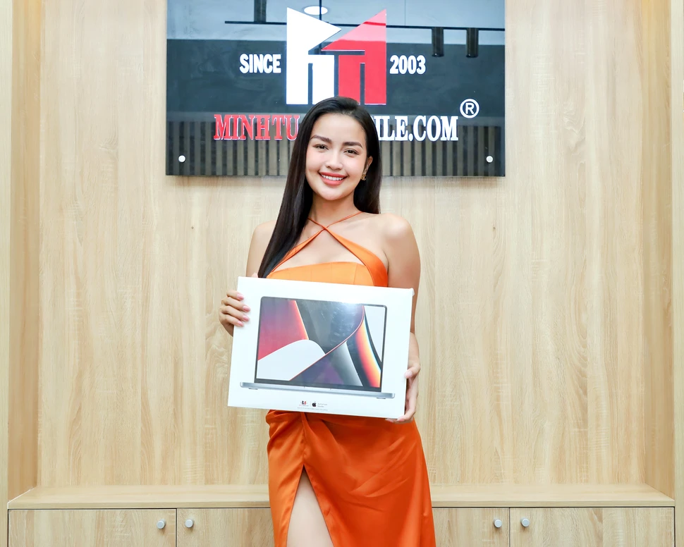 Hoa hậu Ngọc Châu sang chảnh bên Macbook Pro M2