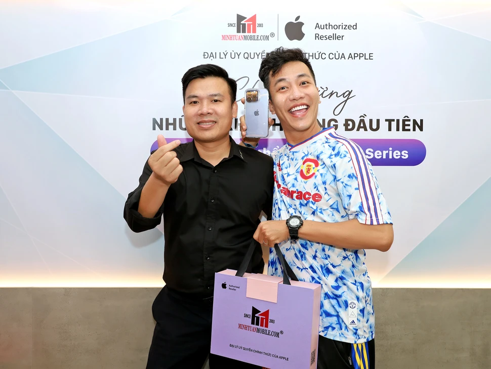 Hoàng Rapper hớn hở đón iPhone 14 Pro Max về nhà