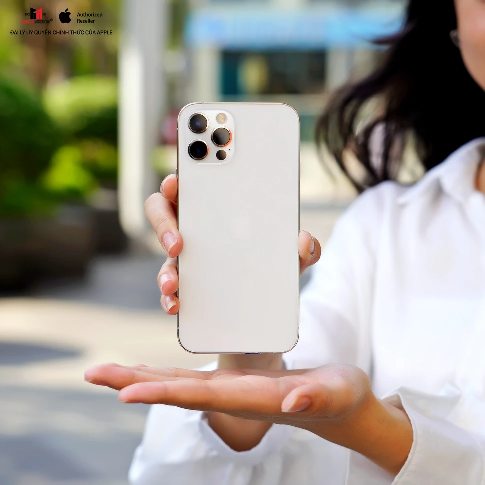 iPhone 12 Pro Max 128GB có mặt kính mờ chống hạn chế bám bụi và vân tay