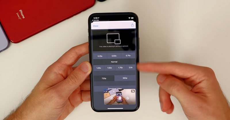 bạn sẽ thấy video phát dưới dạng màn hình thu nhỏ Picture-in-Picture