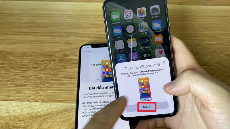 Bạn đặt iPhone mới và iPhone cũ gần với nhau. Lúc này, trên iPhone cũ của bạn sẽ xuất hiện hộp thoại Thiết lập iPhone mới, bạn chọn Tiếp tục.