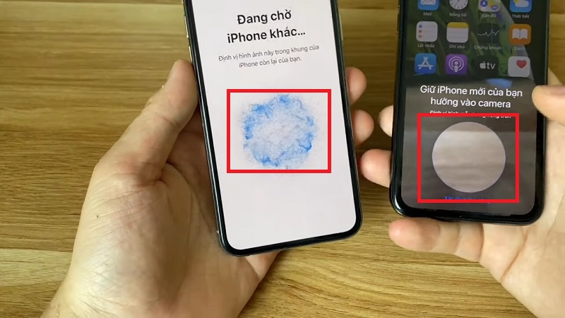 dùng iPhone cũ để thực hiện quét mã QR xuất hiện trên iPhone mới. 