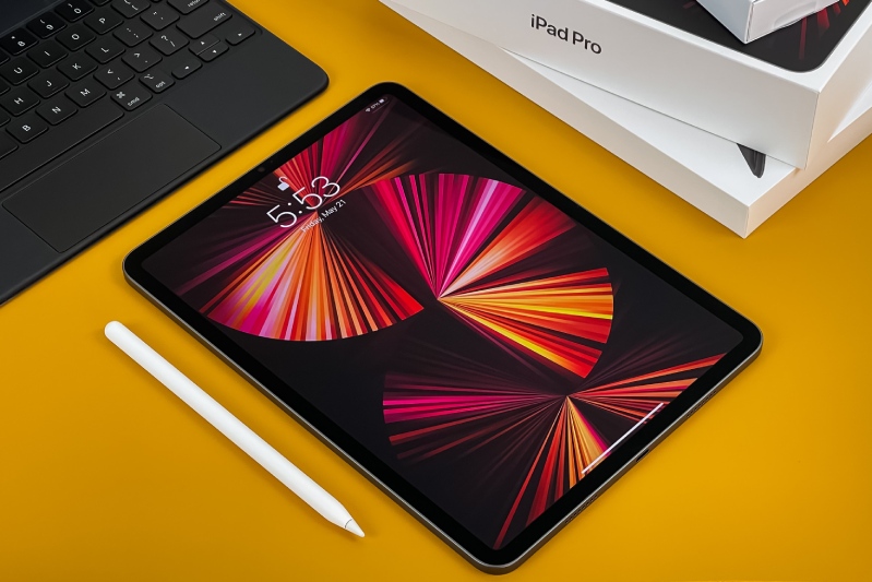 Phiên bản 12.9 inch là phiên bản iPad Pro màn hình lớn nhất của Apple, sử dụng tấm nền Liquid Retina XDR và công nghệ Mini-LEDs cho hình ảnh sắc nét và chân thực nhất. Màn hình với tần số quét 120Hz và độ sáng lên đến 1000 nits toàn màn hình, đỉnh cao là 1600 nits với chỉ nội dung HDR. Với các đầu tư khủng về màn hình, iPad Pro M2 12.9 inch cho người dùng trải nghiệm hình ảnh tuyệt đẹp, sắc nét. Ngoài ra không gian đa nhiệm cũng rộng rãi để không ngừng sáng tạo.