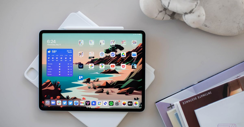 Phiên bản 12.9 inch là phiên bản iPad Pro màn hình lớn nhất của Apple, sử dụng tấm nền Liquid Retina XDR và công nghệ Mini-LEDs cho hình ảnh sắc nét và chân thực nhất. Màn hình với tần số quét 120Hz và độ sáng lên đến 1000 nits toàn màn hình, đỉnh cao là 1600 nits với chỉ nội dung HDR. Với các đầu tư khủng về màn hình, iPad Pro M2 12.9 inch cho người dùng trải nghiệm hình ảnh tuyệt đẹp, sắc nét. Ngoài ra không gian đa nhiệm cũng rộng rãi để không ngừng sáng tạo.