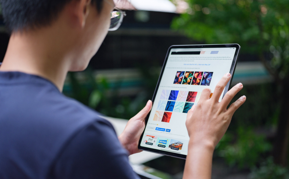 iPad Pro 2022 hỗ trợ kết nối wifi siêu nhanh chuẩn wifi 6E giúp gia tăng tốc độ tải và upload gấp đôi. Người dùng có thể vô tư sử dụng thiết bị với tốc độ mạng cao và ổn định để tải ảnh, tài liệu nặng chỉ trong tíc tắc.
