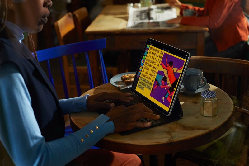iPad Pro 2022 hỗ trợ kết nối wifi siêu nhanh chuẩn wifi 6E giúp gia tăng tốc độ tải và upload gấp đôi. Người dùng có thể vô tư sử dụng thiết bị với tốc độ mạng cao và ổn định để tải ảnh, tài liệu nặng chỉ trong tíc tắc.