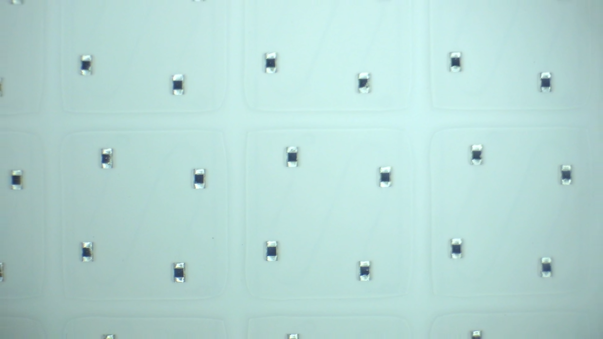 Thấy được các đèn led bên dưới màn hình