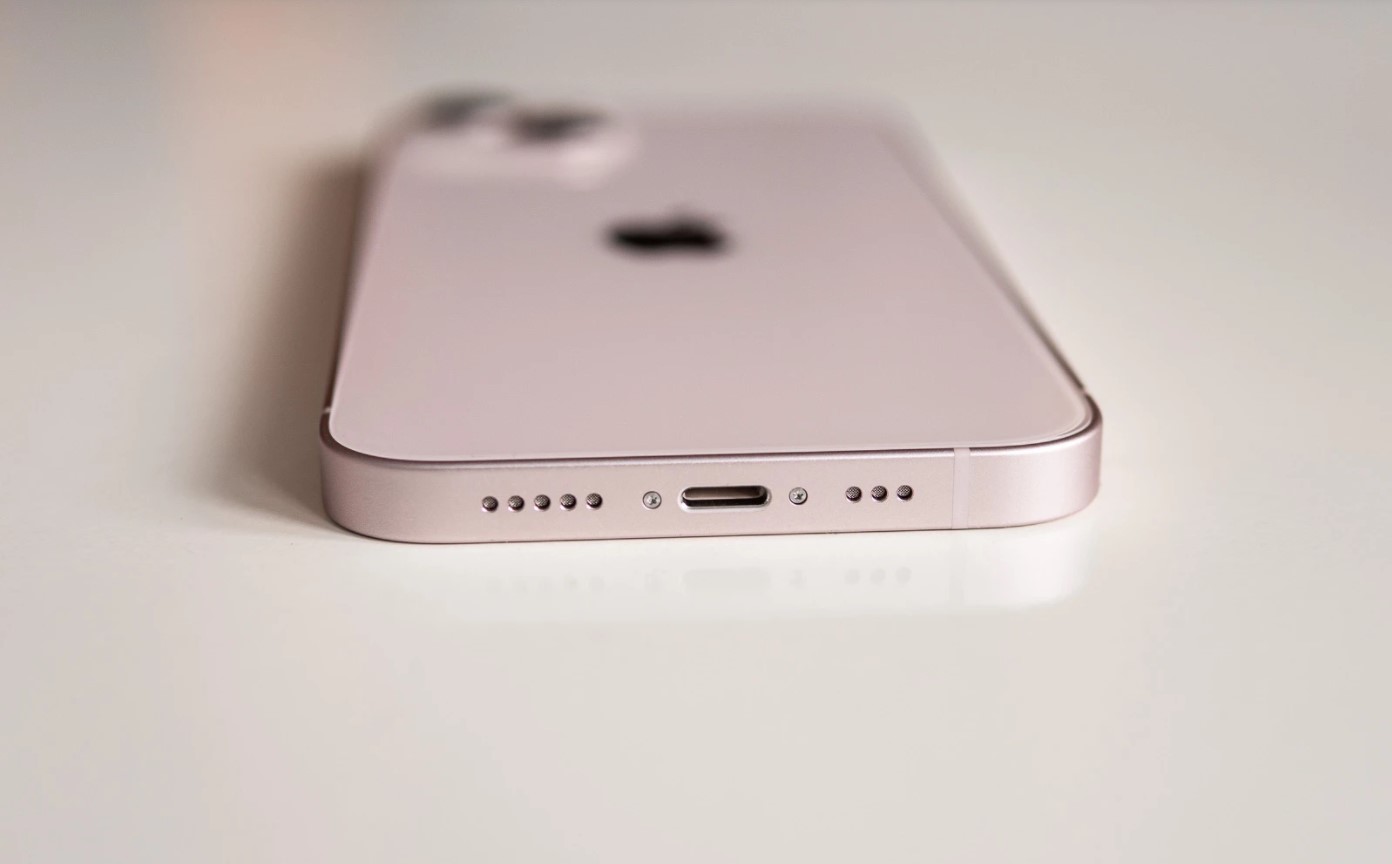 Thiết kế cạnh phẳng trên iPhone 13 Series