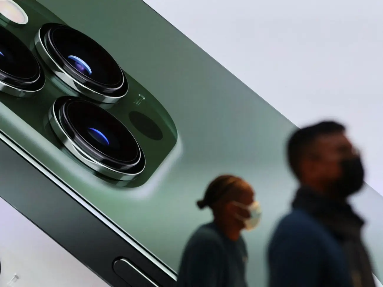 iPhone 13 màu xanh lá - hình 1