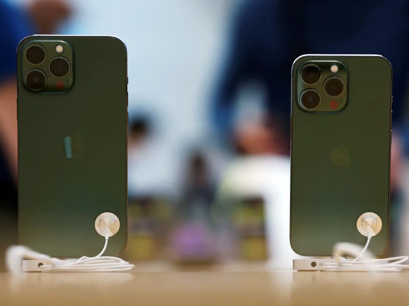 Hai mẫu iPhone 13 Pro màu xanh lục được trưng bày tại một cửa hàng Apple - Hình 2