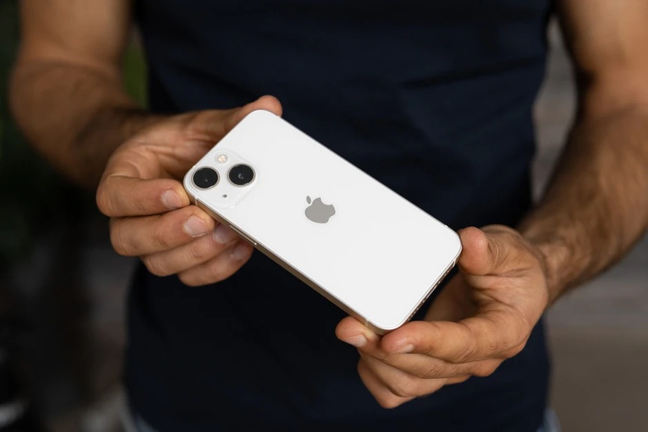 Thiết kế cạnh phẳng trên iPhone 13 Series