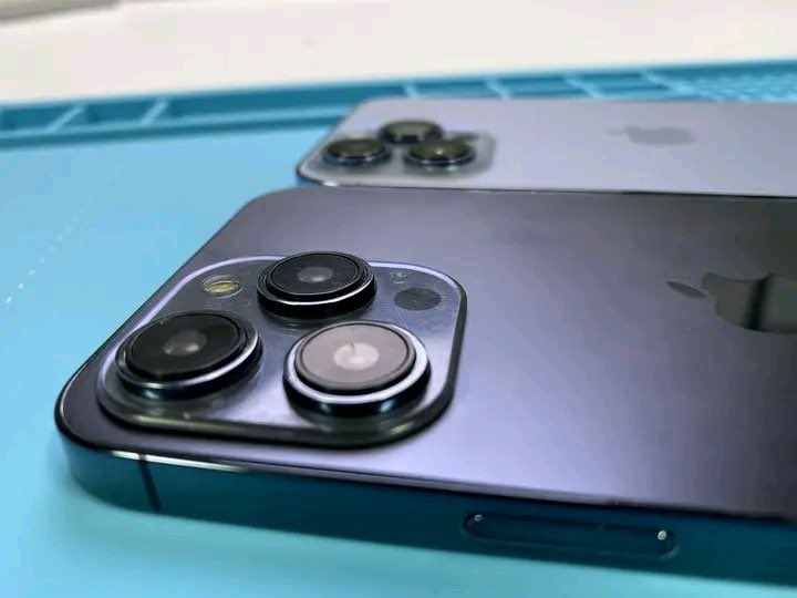 so sánh iPhone 13 Pro Max và một mô hình giả của iPhone 14 Pro Max.