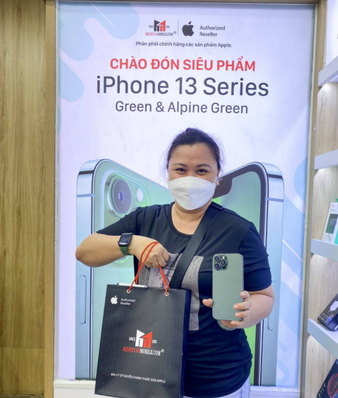 Một trong những vị khách đầu tiên sở hữu iPhone 13 Pro Max chính hãng phiên bản Xanh Lá đầu tiên tại Minh Tuấn Mobile.