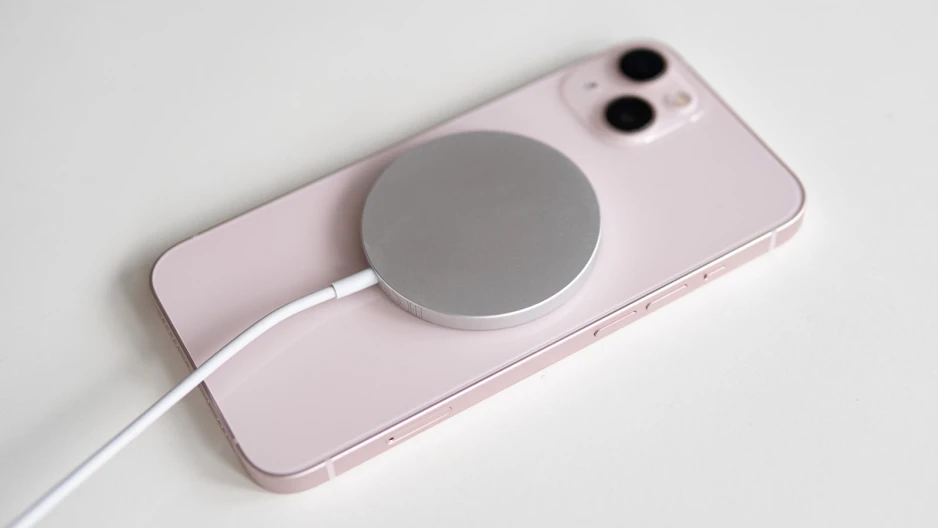 Sạc MagSafe trên iPhone 13 Series