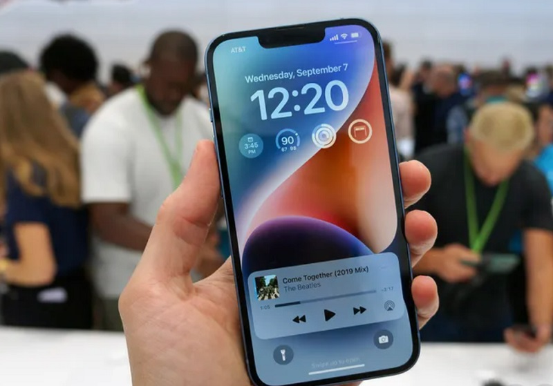 iPhone 14 được trang bị tính năng màn hình luôn sáng không cần phải đánh thức màn hình 