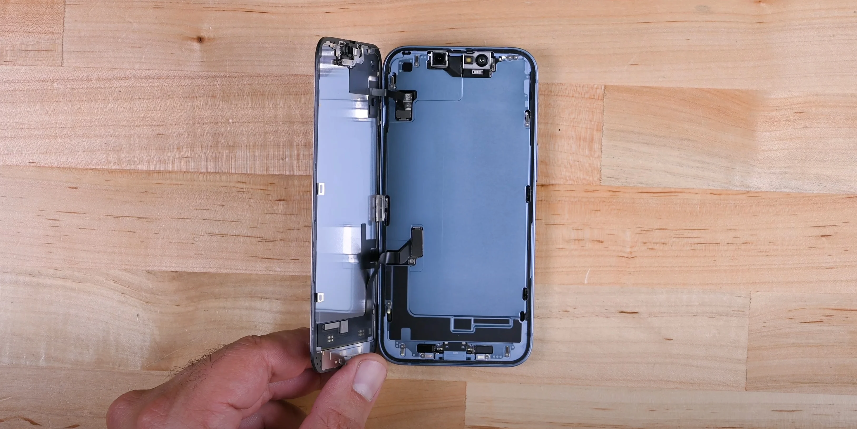 Cấu trúc khung giữa mới của iPhone 14
