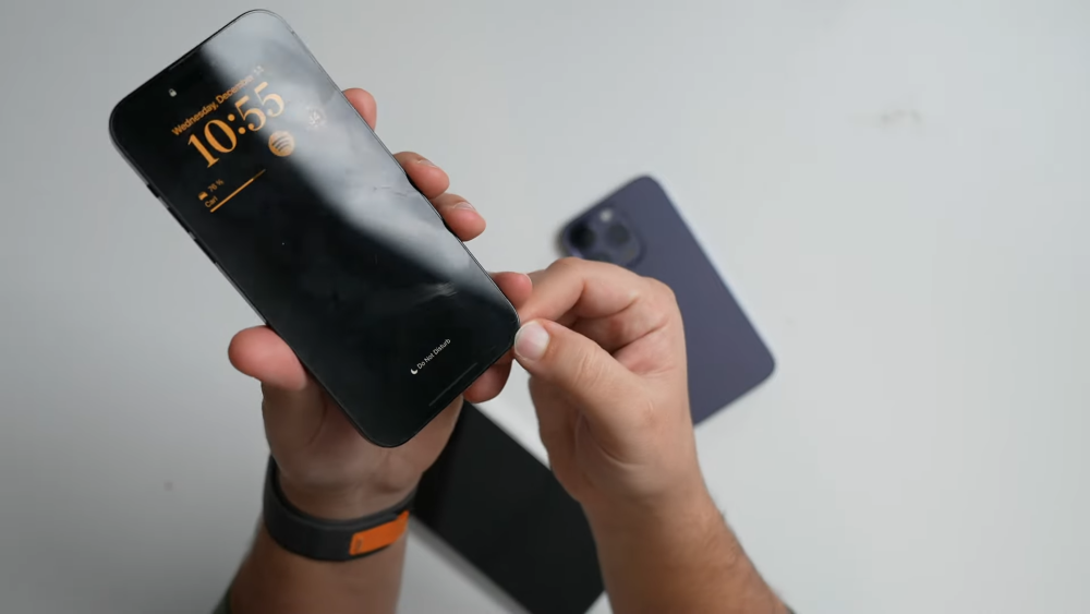 iPhone 14 bị xước nhẹ ở viền