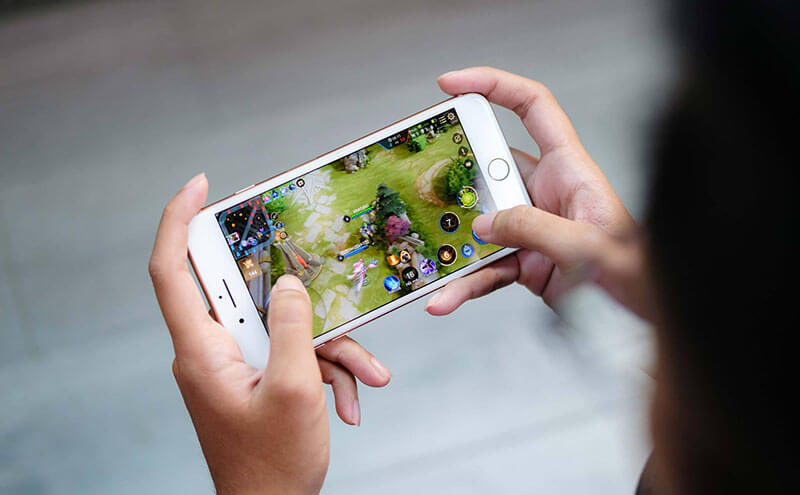 Phone 7 Plus sở hữu bộ vi xử lý Apple A10 Fusion 4 (nhân 64-bit), với chip đồ họa 6 nhân. Máy có RAM 3 GB cho phép bạn mở thêm nhiều tác vụ cùng một lúc mà không phải load lại từ đầu. 