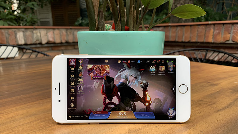 Phone 7 Plus sở hữu bộ vi xử lý Apple A10 Fusion 4 (nhân 64-bit), với chip đồ họa 6 nhân. Máy có RAM 3 GB cho phép bạn mở thêm nhiều tác vụ cùng một lúc mà không phải load lại từ đầu. 