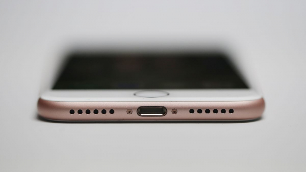 Quyết định loại bỏ jack cắm tai nghe 3.5mm trên iPhone của Apple 6 năm trước là hoàn toàn đúng đắn