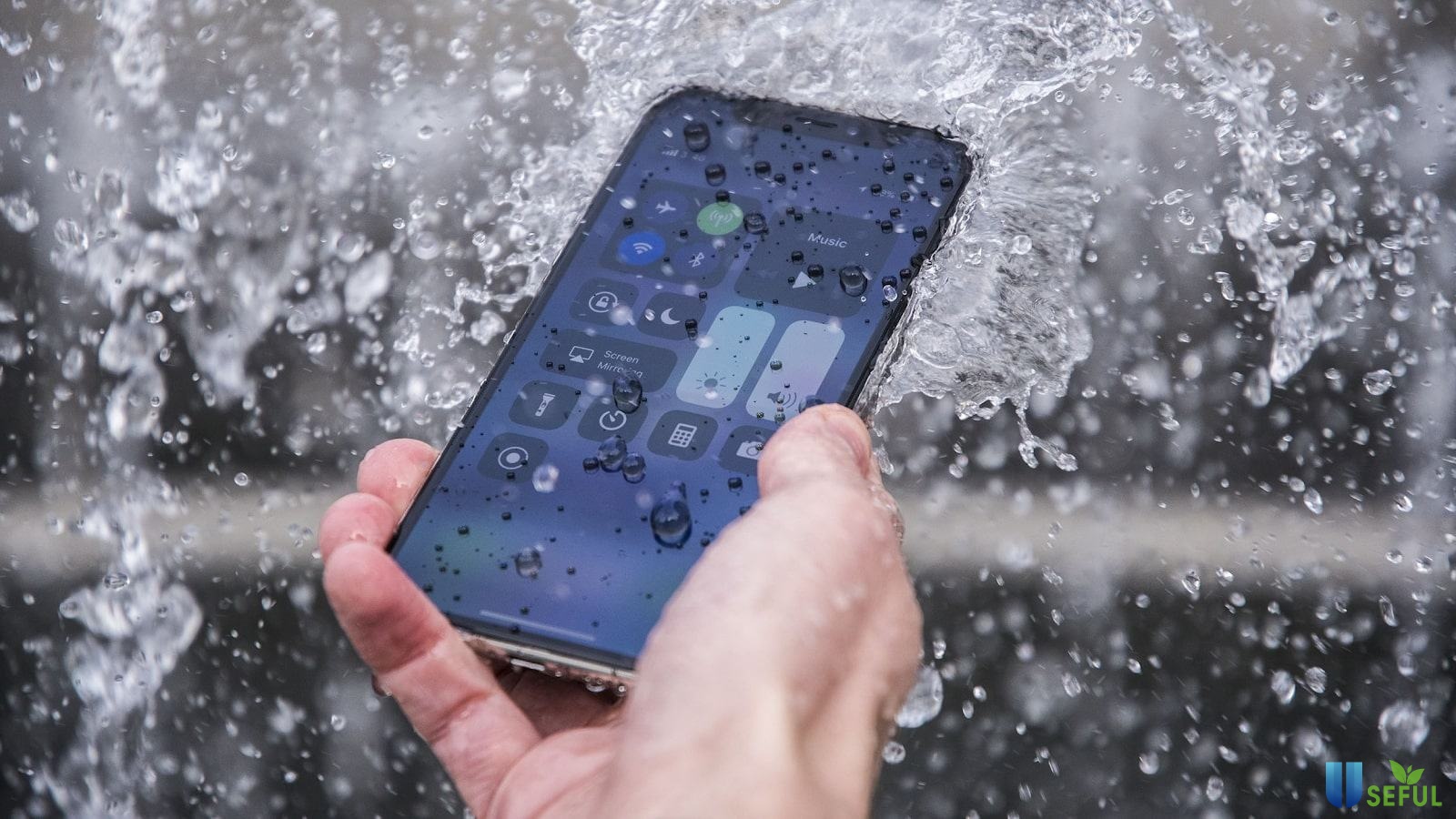 Sở hữu tiêu chuẩn chống bụi và chống nước IP67, iPhone 8 cũng mang đến sự yên tâm phần nào khi điện thoại của bạn vô tình tiếp xúc với nước.