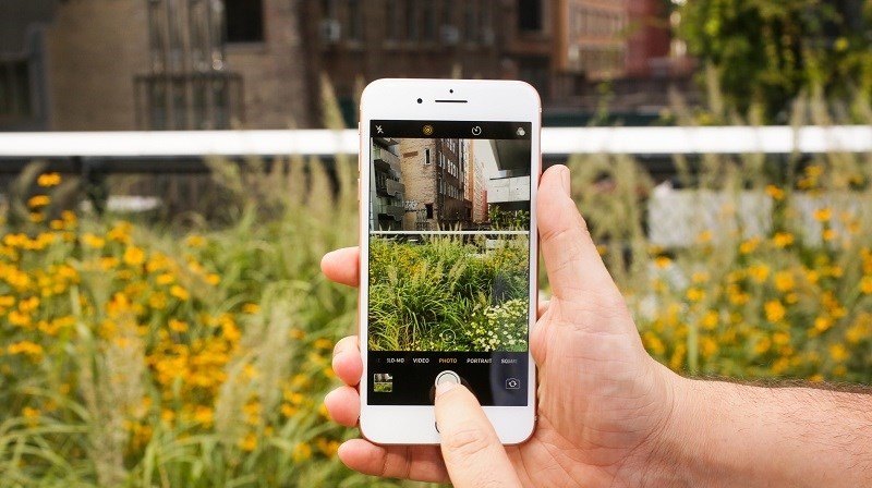 Camera chính của iPhone 8 có độ phân giải 12 MP, khẩu độ F/1.8 cùng rất nhiều cải tiến cho khả năng chụp thiếu sáng.