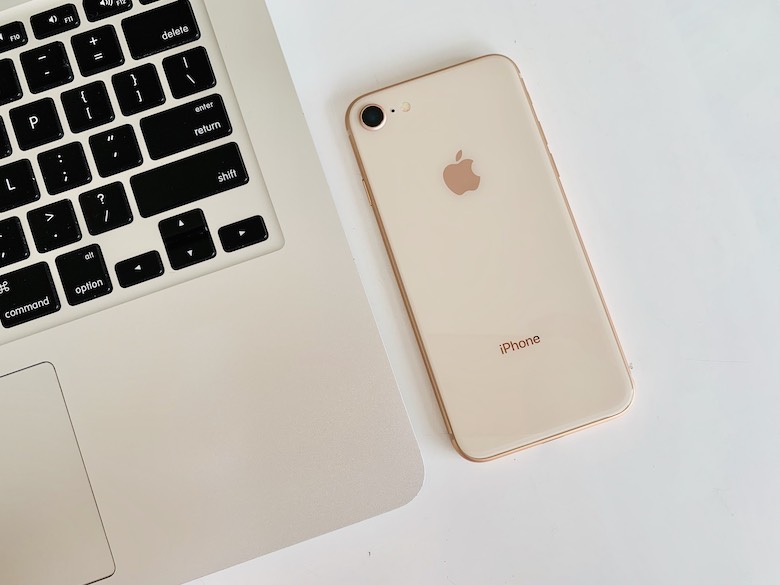 iPhone 8 với mặt trước y hệt iPhone 7, nhưng có sự cách điệu với mặt lưng phủ kính cường lực thay vì nguyên khối kim loại. Điểm thiết kế này mang lại độ bóng bẩy, đẹp mắt hơn cho sản phẩm.
