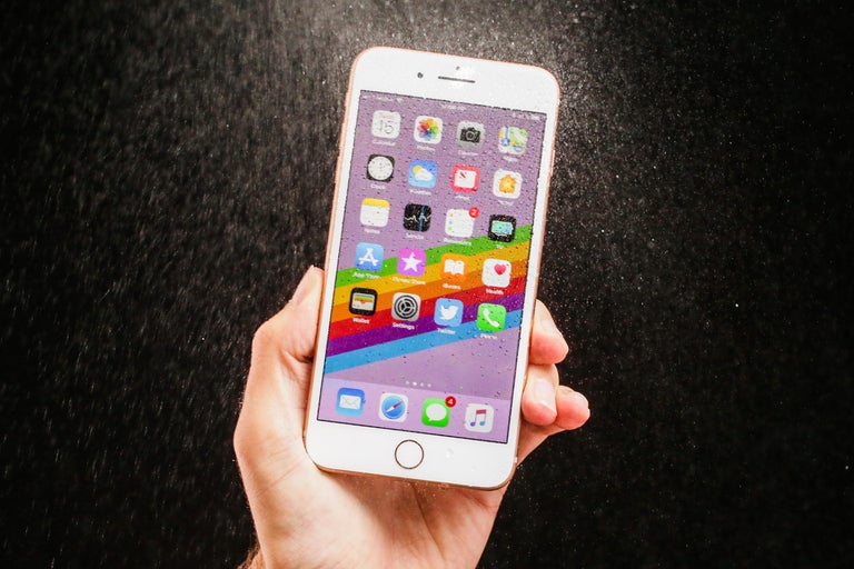 iPhone 8 khác biệt các dòng iPhone đời trước bởi điểm nhấn mặt lưng kính cùng với đó là hàng loạt công nghệ đáng mong đợi như: sạc nhanh, không dây hay hỗ trợ thực tế ảo AR. 