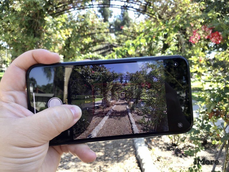Camera chính của iPhone 8 có độ phân giải 12 MP, khẩu độ F/1.8 cùng rất nhiều cải tiến cho khả năng chụp thiếu sáng.