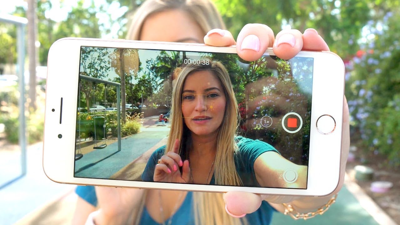 Về camera, iPhone 8 Plus vẫn được trang bị bộ camera kép với độ phân giải 12 MP, tuy nhiên được nâng cấp hơn về ống kính, cảm biến, vi xử lý hình ảnh để nâng cao chất lượng ảnh.