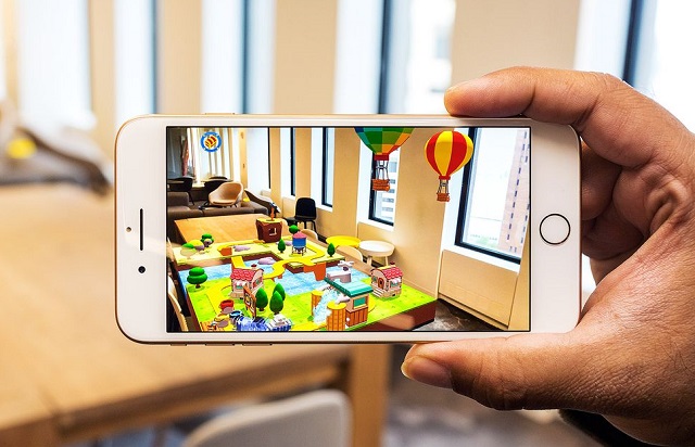 con chip Apple A11 như trên iPhone 8 Plus cho hiệu năng vượt trội hơn rất nhiều so với trước đây. Ngoài ra cũng giống iPhone 8, khả năng trình chiếu thực tế ảo AR trên phiên bản 8 Plus mang đến những trải nghiệm hoàn toàn mới mẻ cho thế hệ smartphone.