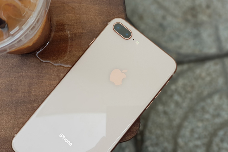 Ra mắt cùng lúc với iPhone 8, iPhone 8 Plus cũng được hưởng những thay đổi về diện mạo, cá tính với 2 mặt kính cường lực cùng bộ khung kim loại bo cong đẹp mắt