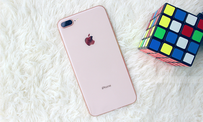 Ra mắt cùng lúc với iPhone 8, iPhone 8 Plus cũng được hưởng những thay đổi về diện mạo, cá tính với 2 mặt kính cường lực cùng bộ khung kim loại bo cong đẹp mắt