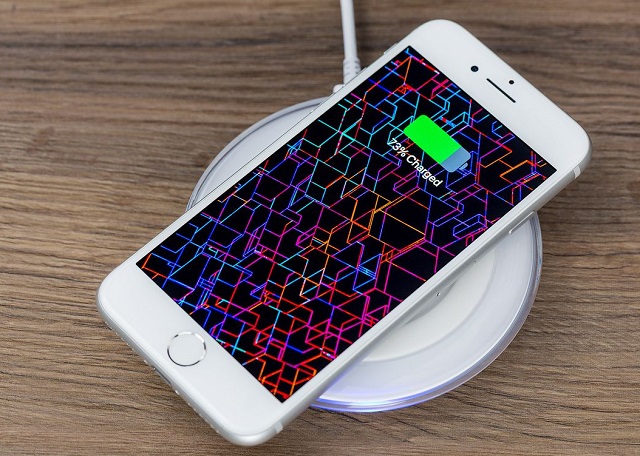 Pin của iPhone 8 Plus có dung lượng 2691 mAh, ngoài ra nhờ thiết kế mặt kính sau cũng thích hợp sử dụng thêm công nghệ sạc không dây tiên tiến và tiện lợi.