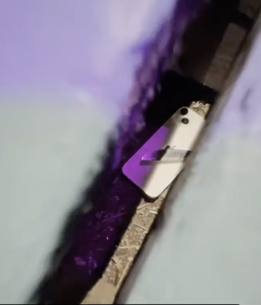 iPhone bị rơi xuống sàn