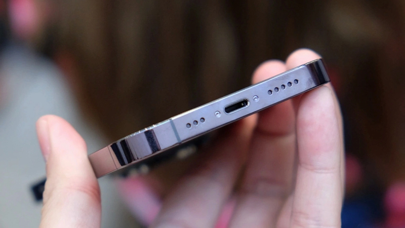 Tòa án Brazil muốn buộc Apple giao iPhone kèm bộ sạc