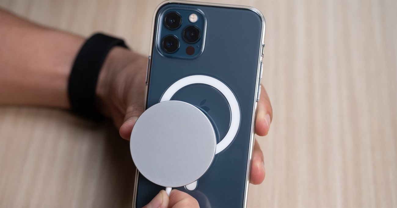 iPhone với Magsafe