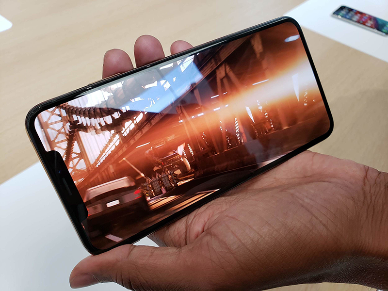 Hai tính năng mới dành cho máy ảnh đáng chú ý nhất là Smart HDR và tính năng làm mờ nền tốt hơn trong chế độ chụp ảnh chân dung