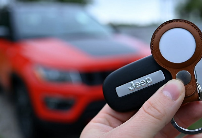 Đặt AirTag lên xe của bạn